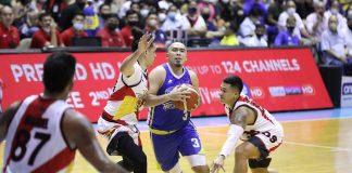 Magnolia Chicken Timplados Hotshots’ Paul Lee protects the ball while being defended by San Miguel Beermen’s Marcio Lassiter and Jericho Cruz. PBA MEDIA BUREAU
