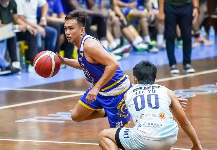sports-UNBL Bill Geolingo (in blue) top-scored for Supreme ABF/SilverGraces in their victory over UNO-R Red House Taiwan Shabu-Shabu over the weekend. PHOTO BY ALAN SU