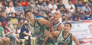Bacolod BingoPlus’ Mark Yee (center) was locked down by the defense of Zamboanga City Family Brand Sardines’ Jayson Grimaldo (left) and Jayvee Marcelino (right). MPBL PHOTO