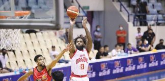Bay Area Dragons’ Myles Powell attempts an outside hit against a Rain or Shine Elasto Painters defender. PBA PHOTO