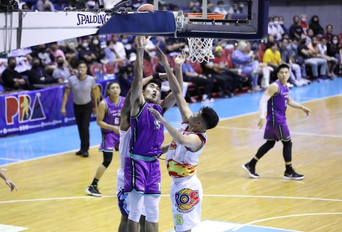 sports converge pic and caption Converge FiberXers’ Justin Arana still managed to put up a shot despite being clobbered by the defense of two Rain or Shine Elasto Painters. PBA MEDIA BUREAU