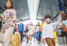 Domestic travelers prepare to board their flights at the Ninoy Aquino International Airport (NAIA) Terminal 3 in Pasay City on April 7, 2022. JONATHAN CELLONA, ABS-CBN NEWS/FILE PHOTO