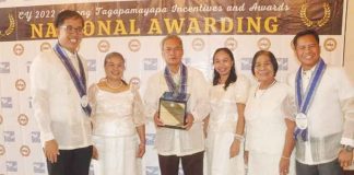 Punong barangay Romeo Manalo (3rd from left) holds the presidential trophy for Barangay Abiera, Sebaste, Antique as national champion in the 2022 Lupong Tagapamayapa Incentives Awards for 4th to 6th class municipalities. BANTOG SEBASTE SA GIHAPON FACEBOOK PAGE PHOTO