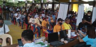 On Tuesday, 1,135 farmers from Buenavista, Guimaras each received P5,000 Rice Farmer Financial Assistance from the government. Paos Guimaras Facebook