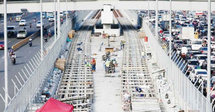 Gov’t-to-prop-up Workers check the railway at the construction of the Metro Rail Transit Line 7 (MRT-7) along Commonwealth Avenue in Quezon City. MRT-7 is under the public-private partnership. PNA PHOTO BY JOEY O. RAZON