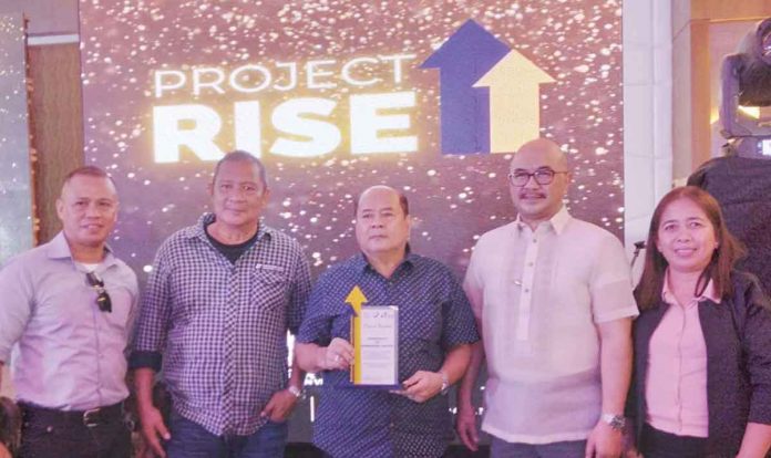 Patnongon Mayor Johnnyflores S. Bacongallo (center) receives a plaque of recognition for Patnongon, Antique as the “best performing LGU" for the 2022 Project RISE (Redefining Impact through Structural Empowerment) from Department of Interior and Local Government Region 6 director Juan Jovian Ingeniero (second from right) on Monday, Dec. 5. MUNICIPALITY OF PATNONGON FACEBOOK PAGE PHOTO