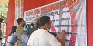 The Kabataan Kontra Droga at Terorismo – Antique, advocacy support groups and volunteers sign the “Panunumpa Kontra Komunista kag Terorismo” covenant during an indignation rally on Monday morning. ANTIQUE PPO PNP-PRO6 FACEBOOK PHOTO