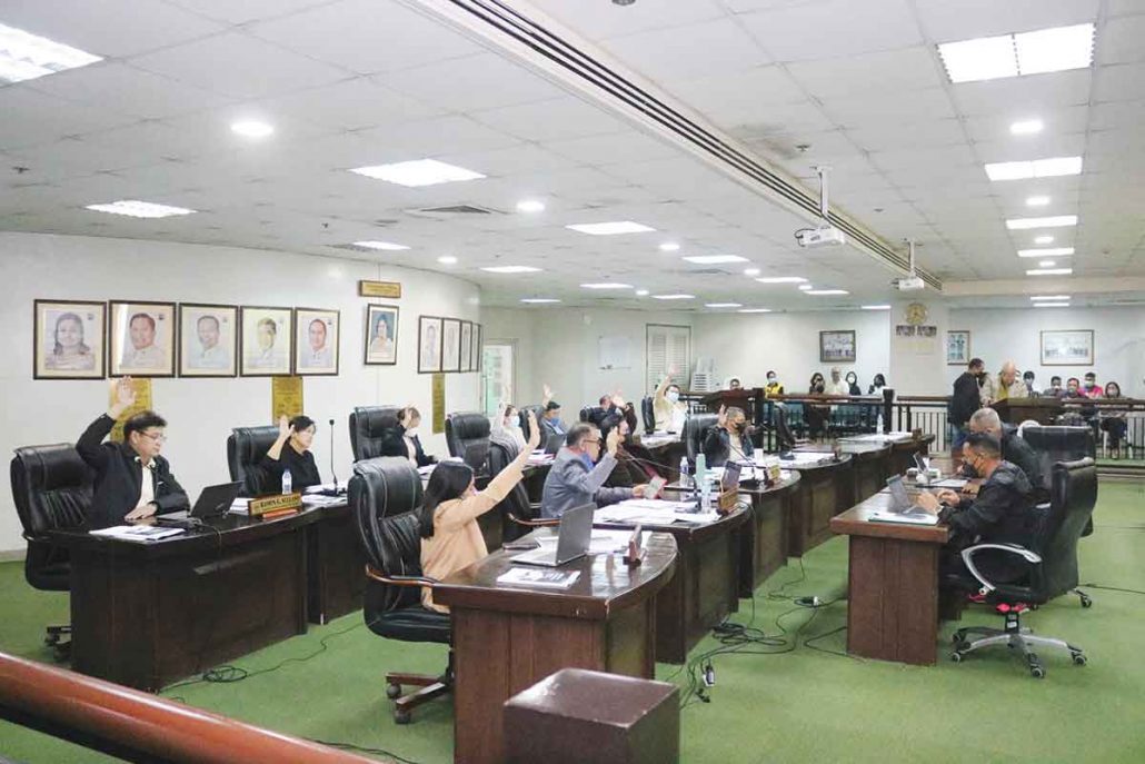 Iloilo capitol workers to get p25k cna bonus