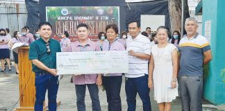 Oton’s Mayor Sofronio L. Fusin, Jr. (3rd from right) presents the check amounting to P1,646,000, turned over by the Iloilo provincial government as cash assistance for the town’s hog raisers affected by the African Swine Fever. OTON INFOCEN FACEBOOK PAGE PHOTO