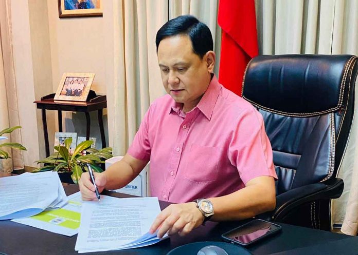 Gov. Arthur Defensor says the provincial government will launch an African Swine Fever campaign focusing on biosecurity measures on Dec. 16 at the Iloilo provincial capitol grounds.