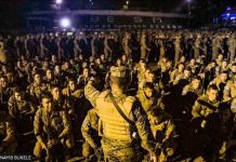 El Salvador: Thousands of troops surround city in gang crackdown This photo released by the government of El Salvador shows heavily armed troops clad in body armor and carrying assault rifles outside the city of Soyapango. BBC
