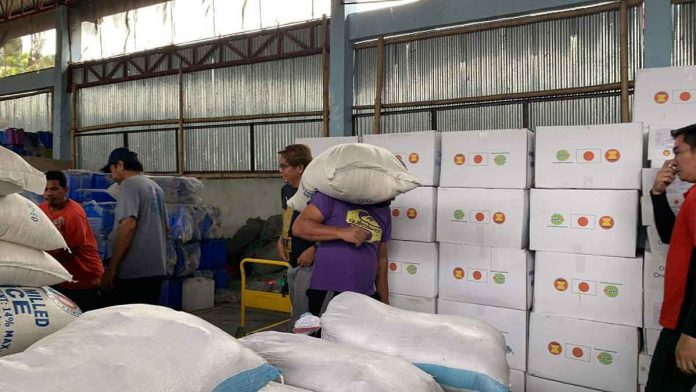 fire-1 The Iloilo City government’s City Social Welfare and Development Office delivers food items such as rice and canned goods, and non-food items like sleeping mats and mosquito nets to families affected by fire in Barangay Veterans Village, City Proper on Dec. 26. ILOILO CSWDO FB PHOTO