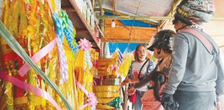 Customers buy firecrackers for their New Year celebration at a stall along the Circumferential Road 1 in Jaro, Iloilo City. AJ PALCULLO/PN
