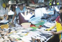 BFAR exec to review order vs selling of imported fish Bureau of Fisheries and Aquatic Resources representatives conduct a wet market tour in Metro Manila from Nov. 24 to Dec. 3, 2022. They talked to fish vendors and informed them about the law against the selling of certain imported products. BFAR PHOTO