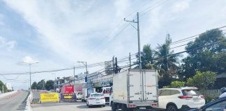 The closure of the P680-million newly-built but defective flyover in Barangay Ungka II, Pavia, Iloilo worsens the traffic congestion in the area. The flyover was closed on Sept. 18 – two weeks after fully opening it to traffic – after vertical displacement on its three piers was observed. AJ PALCULLO/PN