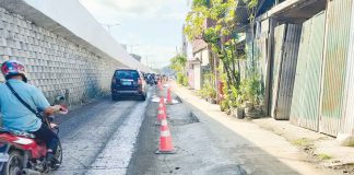 ROAD WIDENING BUT… This road next to the Ungka flyover leading to Iloilo City is being widened to somehow ease the traffic congestion in the area. But what kind of widening is this? “Humps” are being built on a portion of the widened road close to the sidewalk. Aren’t they constricting the road and slowing down the flow of vehicles? AJ PALCULLO/PN
