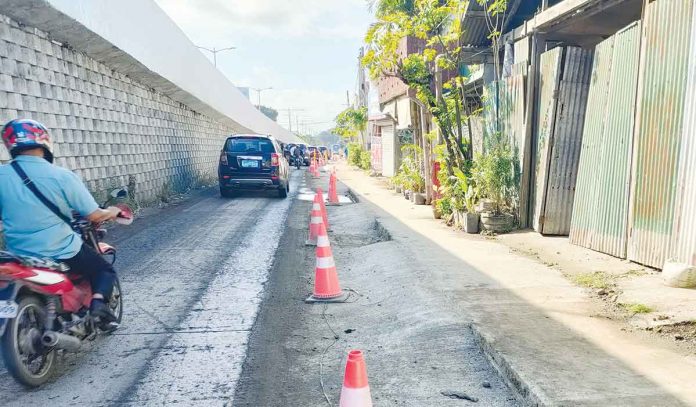 ROAD WIDENING BUT… This road next to the Ungka flyover leading to Iloilo City is being widened to somehow ease the traffic congestion in the area. But what kind of widening is this? “Humps” are being built on a portion of the widened road close to the sidewalk. Aren’t they constricting the road and slowing down the flow of vehicles? AJ PALCULLO/PN