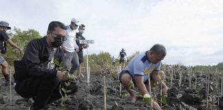 Police Regional Office 6’s Regional Finance Service Office (RFSO) chief, Police Colonel Rommel C. Estolano (right), spearheads the planting of around 1,500 mangrove seedlings at the Leganes Integrated Katunggan Ecopark in Barangay Nabitasan, Leganes, Iloilo on Dec. 9, 2022. RFSO-6 PHOTO
