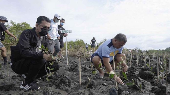 mangrove-planting-1 Police Regional Office 6’s Regional Finance Service Office (RFSO) chief, Police Colonel Rommel C. Estolano (right), spearheads the planting of around 1,500 mangrove seedlings at the Leganes Integrated Katunggan Ecopark in Barangay Nabitasan, Leganes, Iloilo on Dec. 9, 2022. RFSO-6 PHOTO