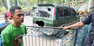 Drug suspect Romulo Venta yields around P1.2 worth of suspected shabu in a drug buy-bust operation in Barangay Baldoza, La Paz, Iloilo City on Monday, Dec. 5. ILOILO NEWS ONLINE PHOTO