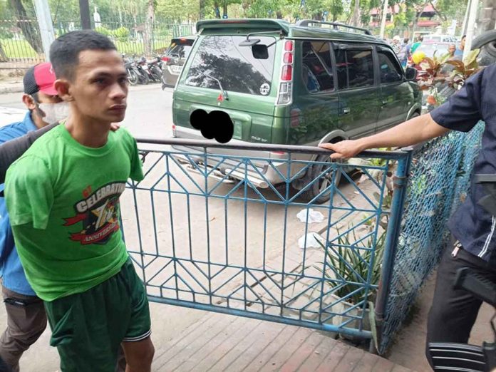 shabu Drug suspect Romulo Venta yields around P1.2 worth of suspected shabu in a drug buy-bust operation in Barangay Baldoza, La Paz, Iloilo City on Monday, Dec. 5. ILOILO NEWS ONLINE PHOTO