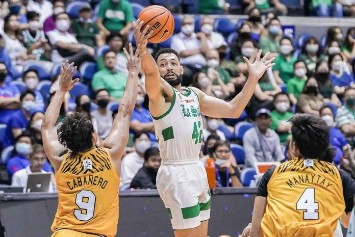 De La Salle University Green Archers’ Benjamin Phillips nearly lost the ball after being bothered by the defense of University of Santo Tomas Growling Tigers’ Nicael Cabanero. UAAP PHOTO