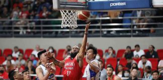 Barangay Ginebra San Miguel Kings’ Stanley Pringle splits the defense of Magnolia Chicken Timplados Hotshots’ Ian Sangalang and Andy Mark Barroca. PBA PHOTO