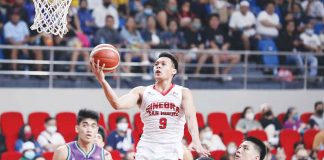 Barangay Ginebra San Miguel Kings’ Earl Scottie Thompson floats for a layup as his Converge FiberXers defenders look on. PBA PHOTO