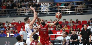 Barangay Ginebra San Miguel Kings’ Stanley Pringle splits the defense of Magnolia Chicken Timplados Hotshots for a layup. PBA PHOTO