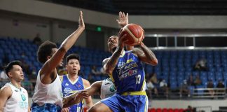 Magnolia Chicken Timplados Hotshots’ Calvin Abueva goes for a reverse shot after being bothered by the defense of Phoenix Super LPG Fuel Masters’ Kaleb Wesson. PBA PHOTO