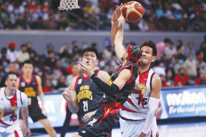 sports-bay Bay Area Dragons’ Kobey Lam had his layup foiled by the defense of San Miguel Beermen center June Mar Fajardo. PBA PHOTO