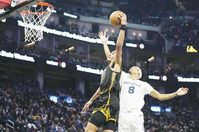 sports-curry-less Golden State Warriors Jordan Poole (No. 3) shoots while being defended by Memphis Grizzlies forward Ziaire Williams (No. 8) during the first half of an NBA basketball game in San Francisco, Sunday, Dec. 25, 2022. AP