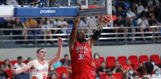 Barangay Ginebra San Miguel Kings’ Justin Brownlee scores a two-handed dunk as NorthPort Batang Pier’s Prince Ibeh looks on. PBA PHOTO