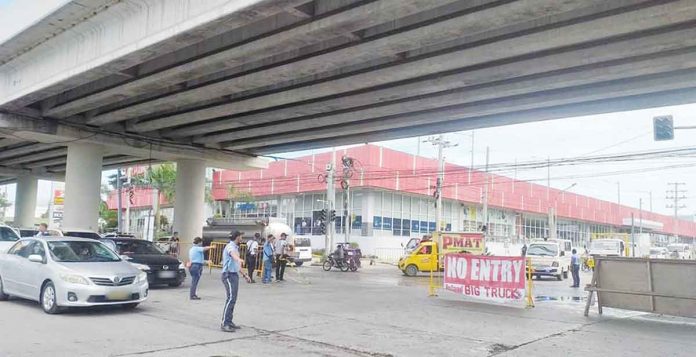 traffic Iloilo City’s Public Safety and Transportation Management Office closed the Circumferential Road 1 intersection on Thursday, Dec. 8, to give way to the carousel traffic scheme in the vicinity of the Ungka flyover. The scheme was suspended after just three hours of implementation because it failed to ease traffic congestion. AJ PALCULLO/PN