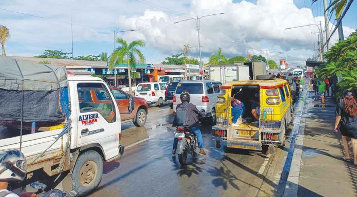 ungka-traffic The temporary closure of the defective P680-million Ungka flyover causes bumper-to-bumper traffic in front of the transport terminal in Barangay Ungka, Jaro, Iloilo City. AJ PALCULLO/PN