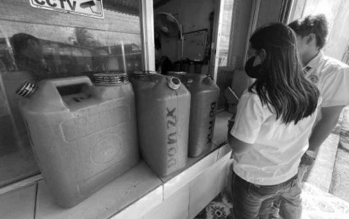Bacolod Enforcement personnel of the Bacolod City Legal Office inspect a water refilling station. PHOTO COURTESY OF PNA
