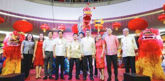 Key local officials and leaders of different Chinese-Filipino organizations in Iloilo City joined the 2023 Chinese New Year celebration. They were Iloilo City Rep. Julienne Baronda, Uswag Ilonggo Rep. Jojo Ang, Vice Mayor Jeffrey Ganzon on behalf of Mayor Jerry Treñas, Charles Ho (Chairman of the Chinese New Year Task Force), Alex Li (President of the Philippine Chinese Chamber and Industry, Panay Chapter), Ramon Chua Locsin (President of the Federation of Filipino-Chinese Chamber of Commerce of Panay, Inc.), Vicente Tang (President of the Filipino-Chinese Chamber of Commerce-Iloilo), Oscar Chua (President of the Philippine Jinjiang Chamber of Commerce), Private Wealth Management-Singapore Director Keith Halley, SM Group Marketing Manager Kristine Yap, and SM Supermall Regional Operations Manager Girlie Libo-on.