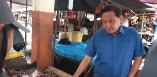 Gov. Arthur Defensor Jr. inspects red onions in the public market of Alimodian, Iloilo. BALITA HALIN SA KAPITOLYO PHOTO