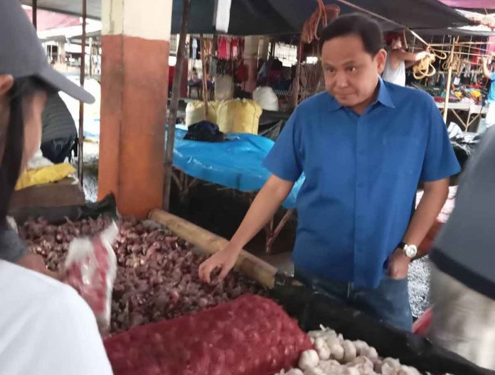 Defensor-1 Gov. Arthur Defensor Jr. inspects red onions in the public market of Alimodian, Iloilo. BALITA HALIN SA KAPITOLYO PHOTO