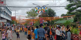 Police personnel stationed on General Luna Street, Iloilo City secure Dinagyang Festival 2023 revelers. AJ PALCULLO/PN