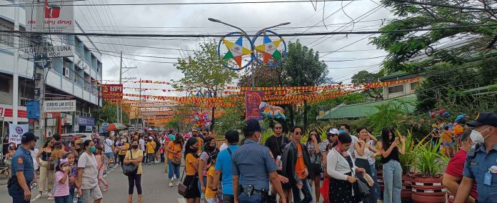 Police personnel stationed on General Luna Street, Iloilo City secure Dinagyang Festival 2023 revelers. AJ PALCULLO/PN
