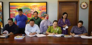 MOA SIGNING FOR ILONGGO ART BOOK. A memorandum of agreement for the publication of the Ilonggo Art Book was signed on Jan. 4. Sitting from left: Iloilo Festivals Foundation Inc. president Jose V. Layson Jr.; Iloilo City’s Mayor Jerry P. Treñas; the city’s first lady Rosalie Treñas; and the book’s creative director Frannie Golez. Standing (from left) are Councilor Miguel Treñas; Vic Nabor of Himbon Art group as artists’ representative and book advisor; project manager Leny Ledesma; and special assistant to the mayor, Mathilde Treñas. ILOILO CITY MAYOR’S OFFICE PHOTO