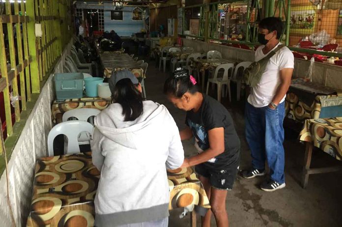Vacate-notice-2 Two Manokan Country tenants were served with pay-or-vacate notices after failing to comply with the compromise agreement with the Bacolod City government yesterday, Jan. 10. AKSYON RADYO BACOLOD PHOTO