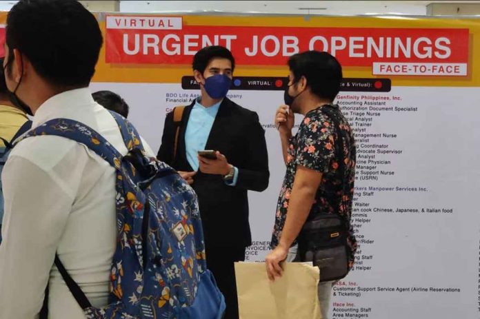 adb Jobseekers queue at a job fair in Quezon City. ABS-CBN NEWS FILE PHOTO