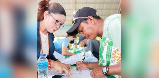 African Swine Fever-affected farmers in Oton, Iloilo received financial assistance from the Iloilo provincial government on Jan. 19. PROVINCIAL VETERINARY OFFICE PHOTO