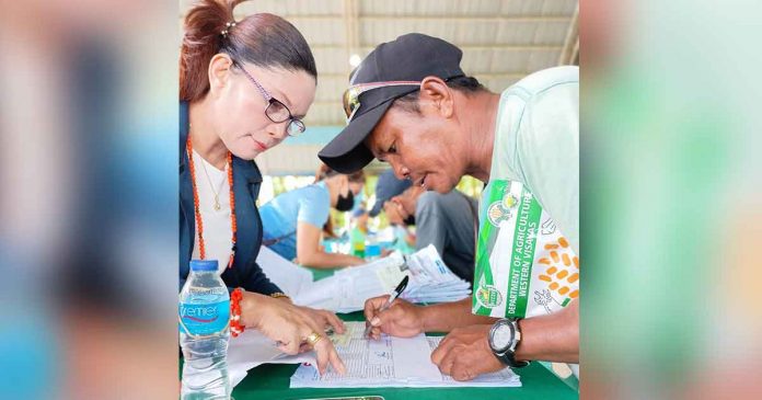 asf-financial-aid African Swine Fever-affected farmers in Oton, Iloilo received financial assistance from the Iloilo provincial government on Jan. 19. PROVINCIAL VETERINARY OFFICE PHOTO