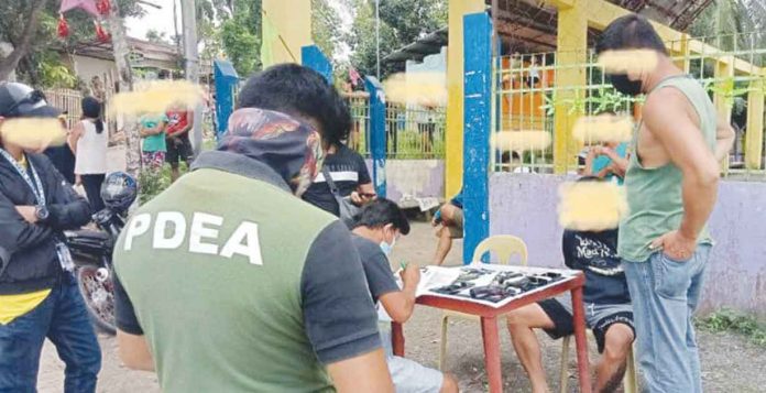 buy-bust-2 A drug pushing suspect was arrested in a buy-bust operation in Barangay Panlagangan, Sibalom, Antique, on Monday, Jan. 23. PDEA REGION VI FACEBOOK PHOTO