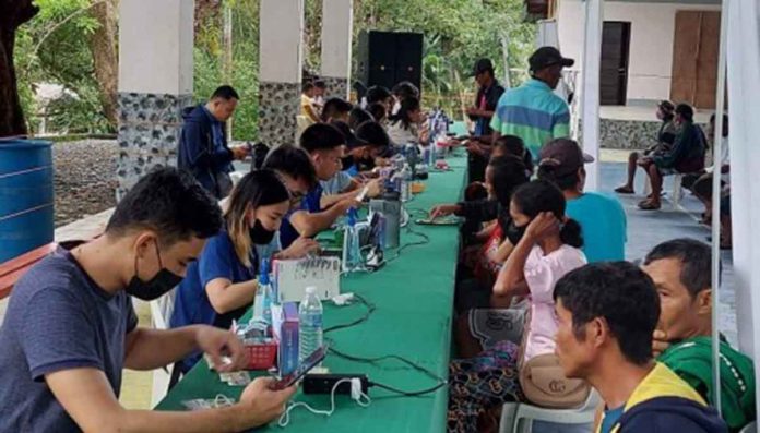 cash-aid Farmers in Patnongon, Antique receive P5,000 in financial assistance each under the Rice Competitiveness Enhancement Fund on Jan. 12, 2023. Sonie Guanco, officer-in-charge of the Department of Agriculture Coordinating Office in Antique, said Sibalom town has the most number of farmers that received financial assistance. PNA PHOTO COURTESY OF SONIE GUANCO