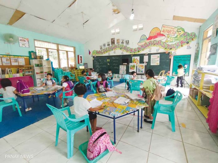 children Hand-foot-and-mouth disease affects mostly children but can also occur in adolescents and adults, according to the World Health Organization. Parents or guardians are advised to make sure that their children wash their hands frequently. PN FILE PHOTO