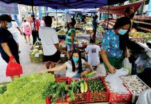 Fresh vegetables are sold at the Kadiwa stall in the Liwasang Bayan in Cainta, Rizal. President Ferdinand R. Marcos Jr. earlier said Kadiwa stores will remain operating across the country even after the Christmas season, to enable consumers to buy affordable goods. PNA PHOTO BY JOEY O. RAZON